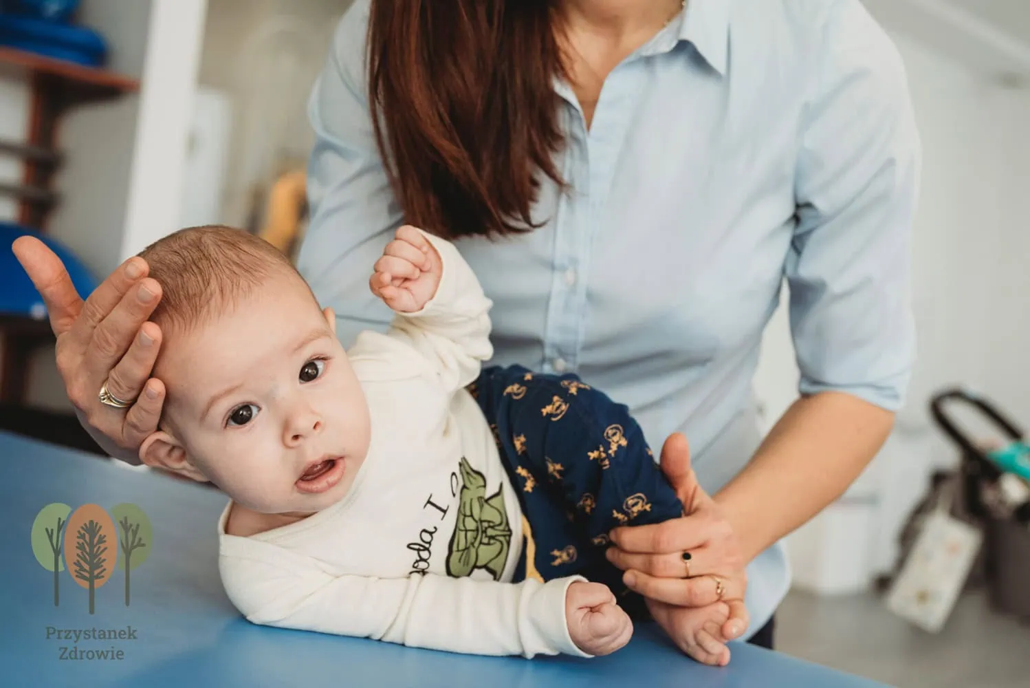 Terapia niemowląt – ćwiczenia wspomagające kontrolę głowy i równowagę dziecka.