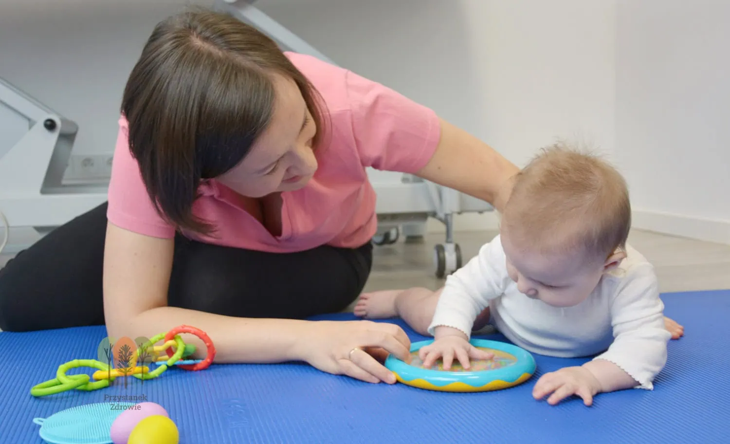 Ćwiczenia rozwojowe z fizjoterapeutką – terapia niemowląt wspomagająca koordynację i rozwój ruchowy.