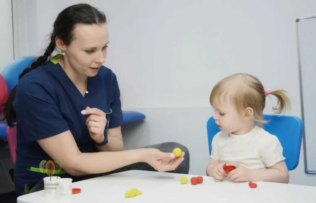Ćwiczenia z plasteliną – terapia motoryki małej dla dzieci z zaburzeniami integracji sensorycznej.