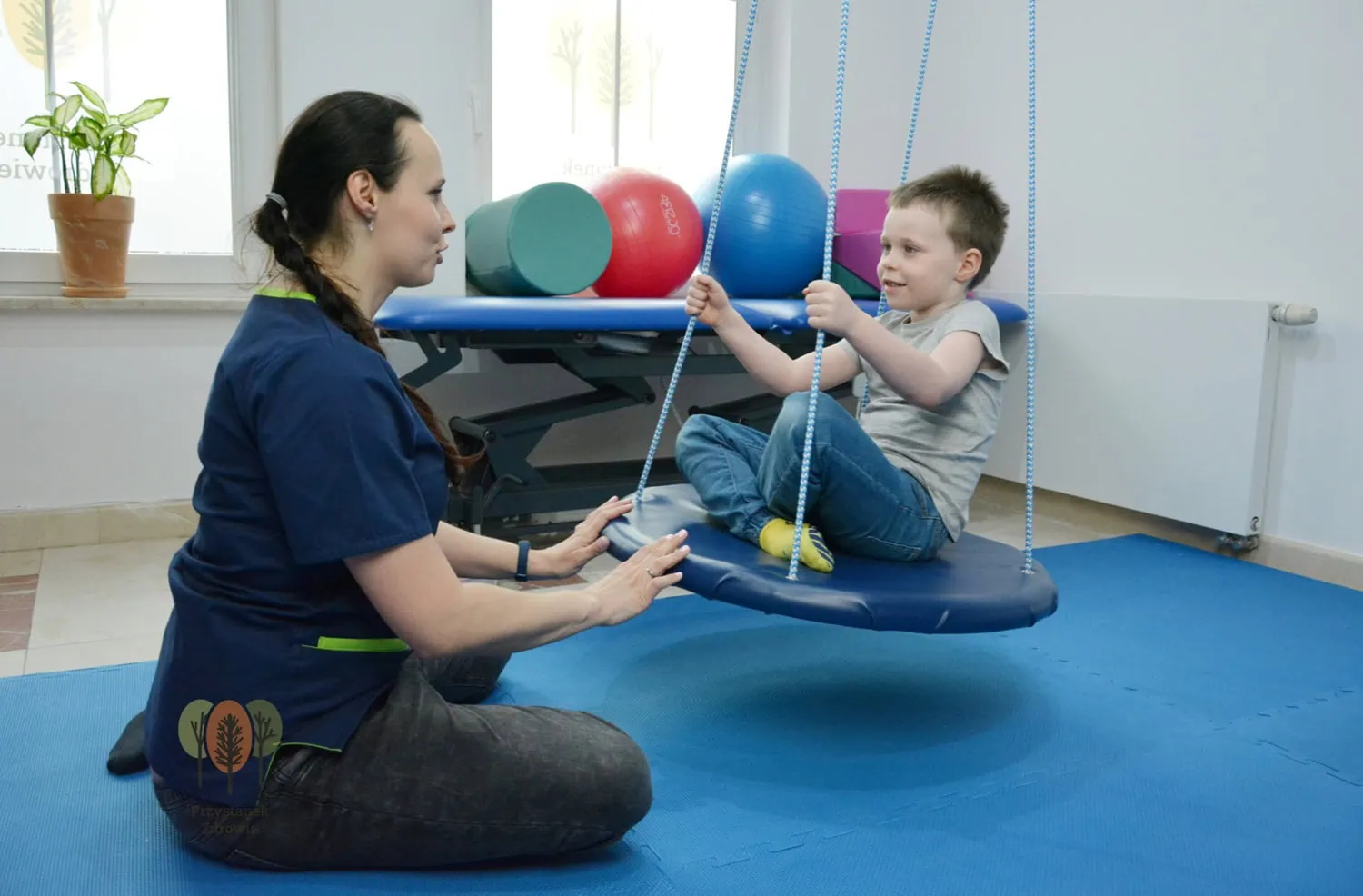 Zajęcia SI – ćwiczenia na huśtawce terapeutycznej z fizjoterapeutą.