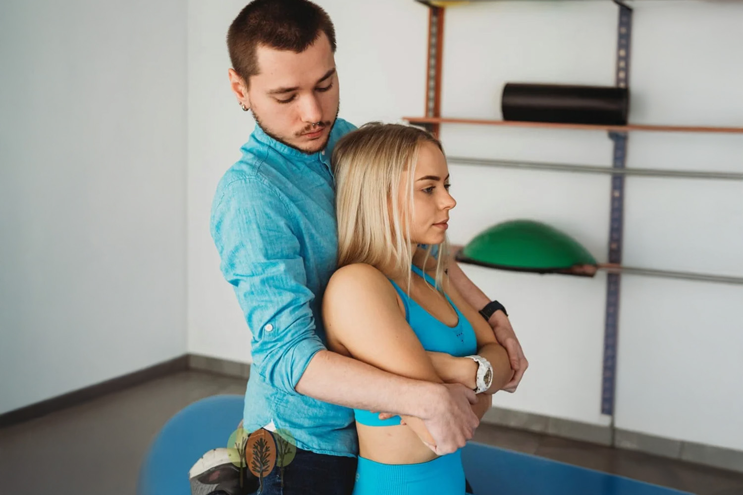 Fizjoterapeuta wykonujący mobilizację odcinka piersiowego kręgosłupa – terapia manualna.
