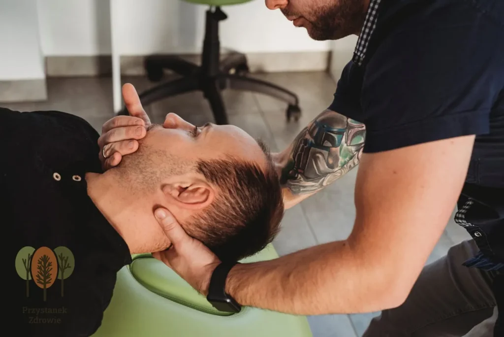 Terapia manualna w pozycji leżącej – praca z odcinkiem szyjnym i górnym odcinkiem kręgosłupa.