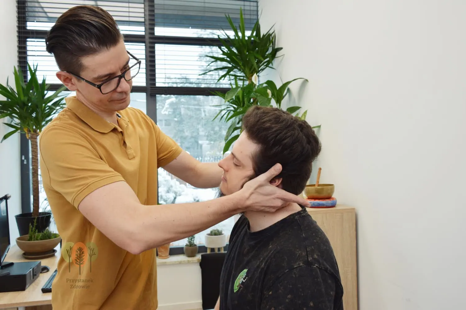 Specjalista wykonuje terapię manualną szyi – poprawa zakresu ruchu i redukcja bólu.
